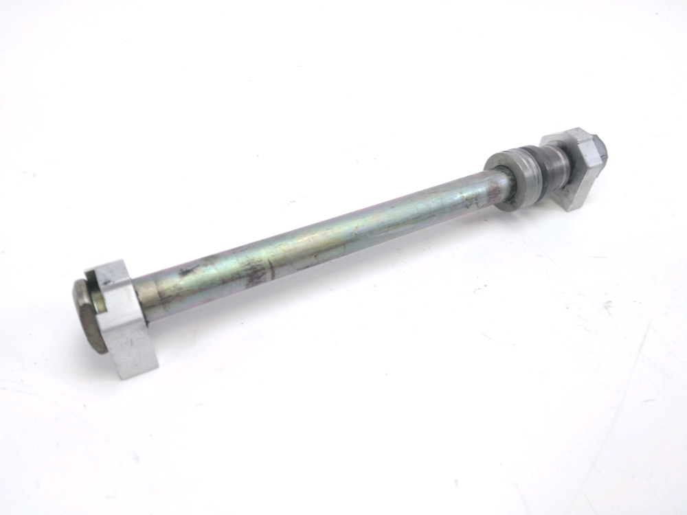 Axe de roue arriere