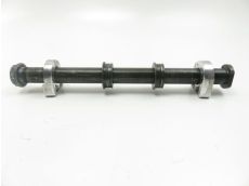 Axe de roue arriere