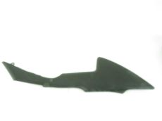 Cache lateral droit