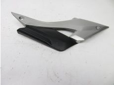 Cache lateral droit