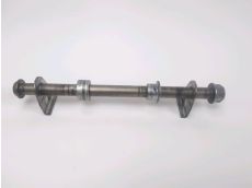 Axe de roue arriere