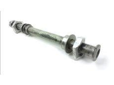 Axe de roue arriere