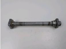 Axe de roue arriere