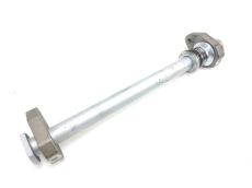 Axe de roue arriere