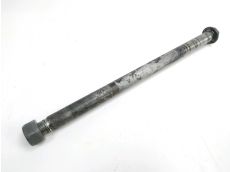 Axe de roue arriere