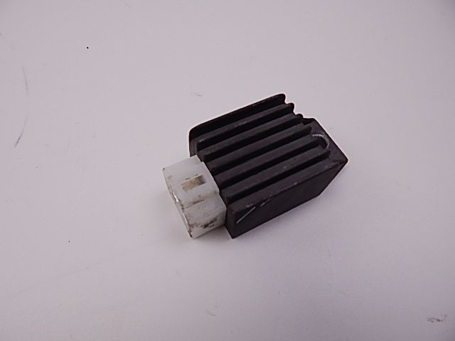 Regulateur de tension occasion PEUGEOT VIVACITY 2009