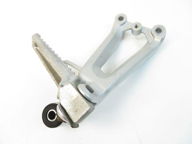 Platine et repose pieds arriere droit occasion HONDA CBR 600 F 1999