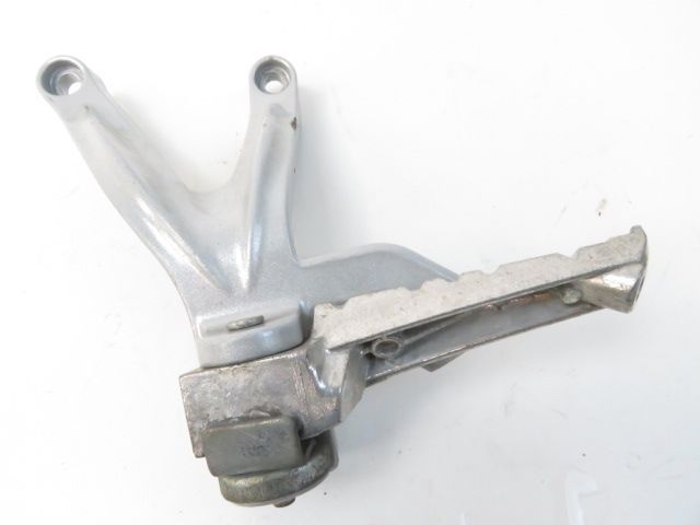 Platine et repose pieds arriere gauche occasion HYOSUNG NAKED 2010