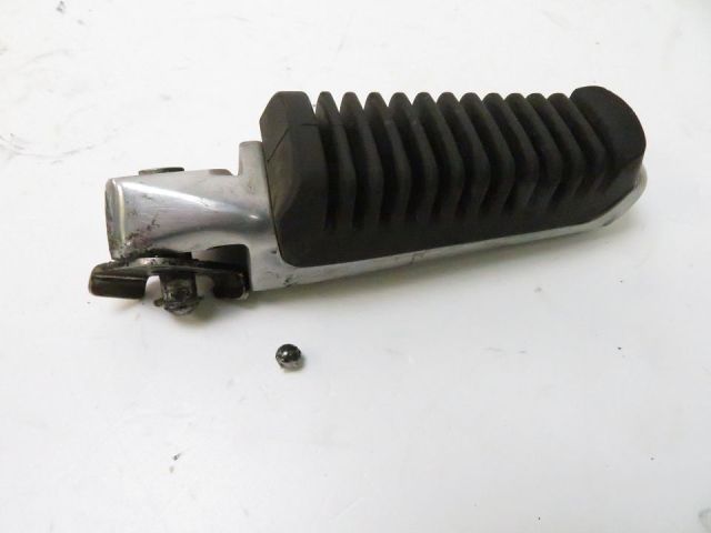 Repose pieds arriere droit occasion SUZUKI UX 125 SIXTEEN 2013