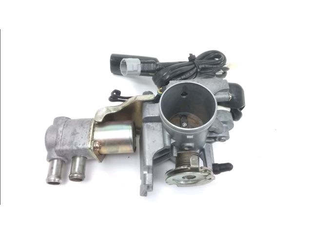 Corps d'injection gauche occasion SUZUKI AN 400 BURGMAN 2004