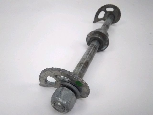 Axe de roue arriere occasion SUZUKI DR 650 R 1990