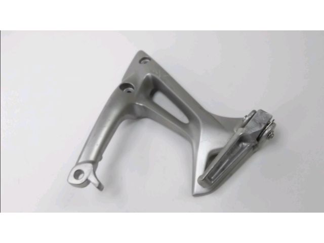 Platine et repose pieds arriere droit occasion HONDA VFR 800 2010