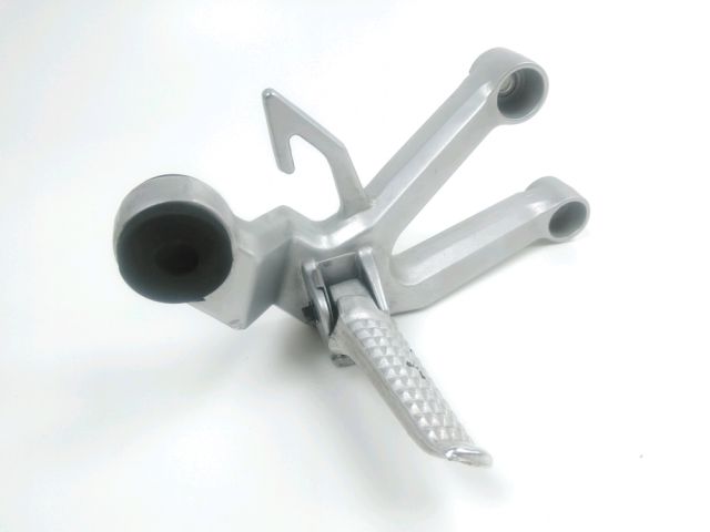 Platine et repose pieds arriere droit occasion SUZUKI SV 650 2006