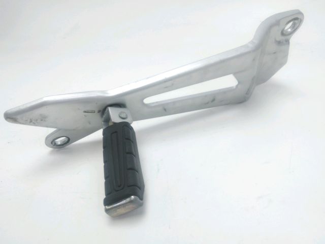 Platine et repose pieds arriere droit occasion YAMAHA YBR 125 2013