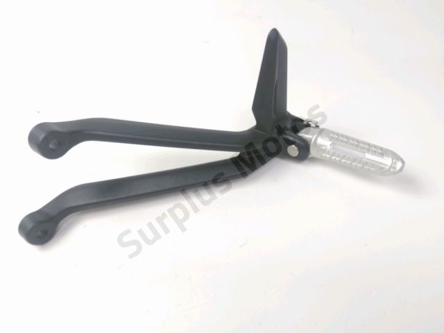 Platine et repose pieds arriere gauche occasion TRIUMPH STREET TRIPLE RS 2024