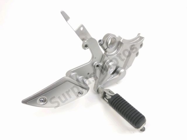 Platine et repose pieds arriere droit occasion YAMAHA MT-01  2005