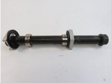 Axe de roue arriere