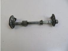 Axe de roue arriere