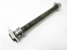 Axe de roue arriere