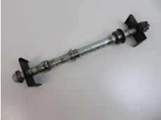Axe de roue arriere