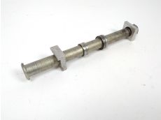 Axe de roue arriere