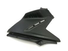 Cache lateral gauche