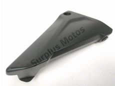 Cache lateral gauche