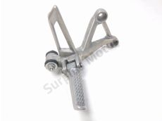 Platine et repose pieds arriere droit