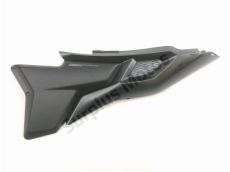 Cache lateral gauche