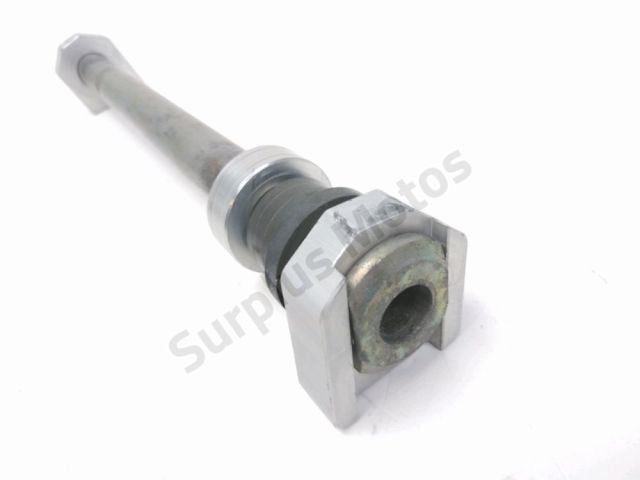 Axe de roue arriere occasion TRIUMPH STREET 2011