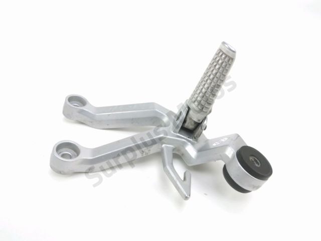 Platine et repose pieds arriere droit occasion SUZUKI SV 650 2004